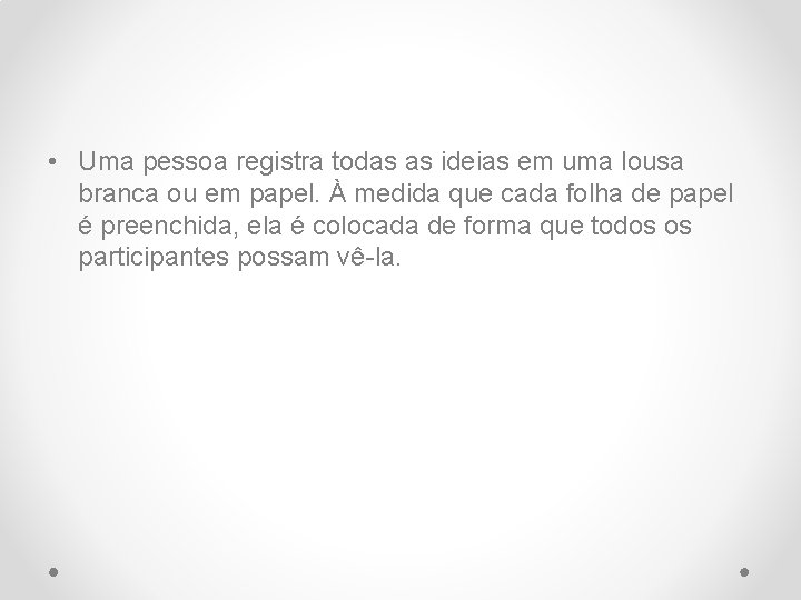  • Uma pessoa registra todas as ideias em uma lousa branca ou em