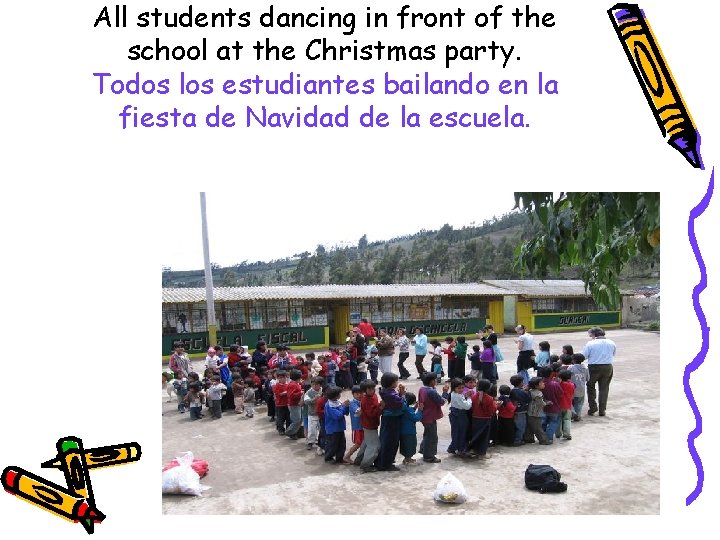 All students dancing in front of the school at the Christmas party. Todos los