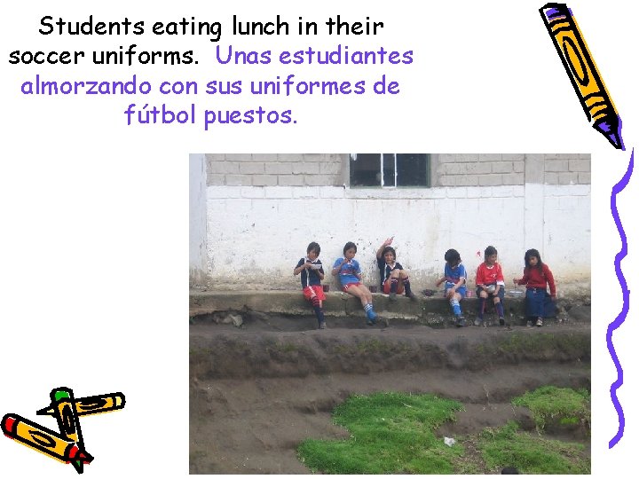 Students eating lunch in their soccer uniforms. Unas estudiantes almorzando con sus uniformes de