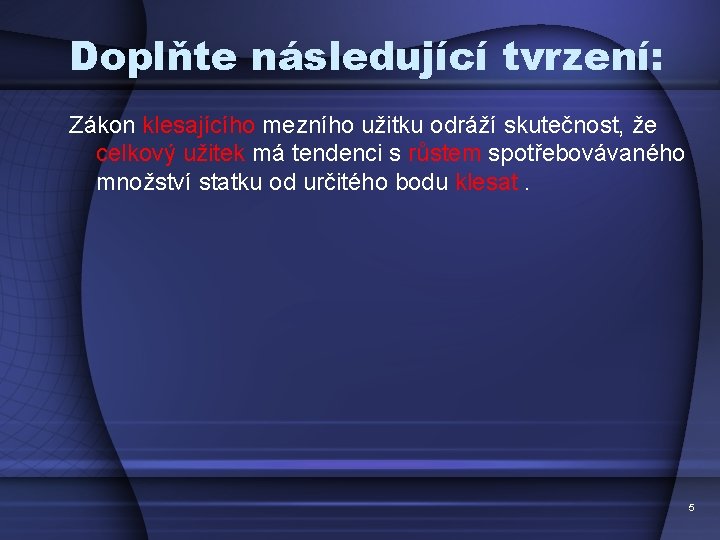 Doplňte následující tvrzení: Zákon klesajícího mezního užitku odráží skutečnost, že celkový užitek má tendenci