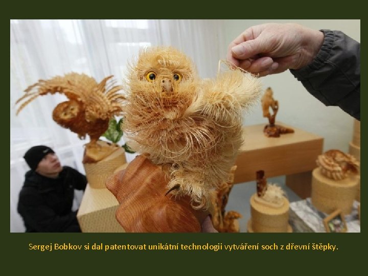 Sergej Bobkov si dal patentovat unikátní technologii vytváření soch z dřevní štěpky. 