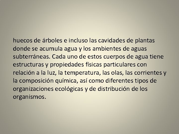 huecos de árboles e incluso las cavidades de plantas donde se acumula agua y