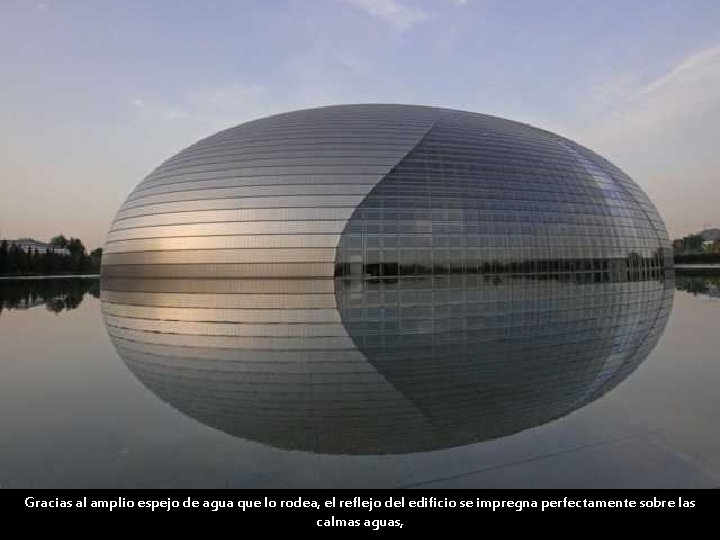 Gracias al amplio espejo de agua que lo rodea, el reflejo del edificio se