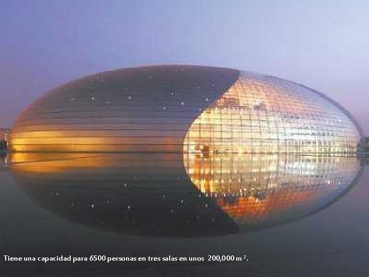Tiene una capacidad para 6500 personas en tres salas en unos 200, 000 m
