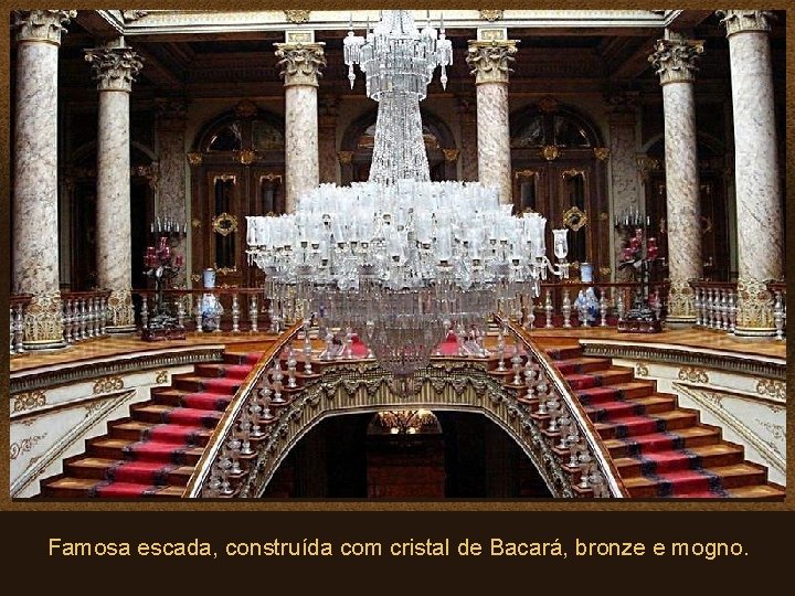 Famosa escada, construída com cristal de Bacará, bronze e mogno. 