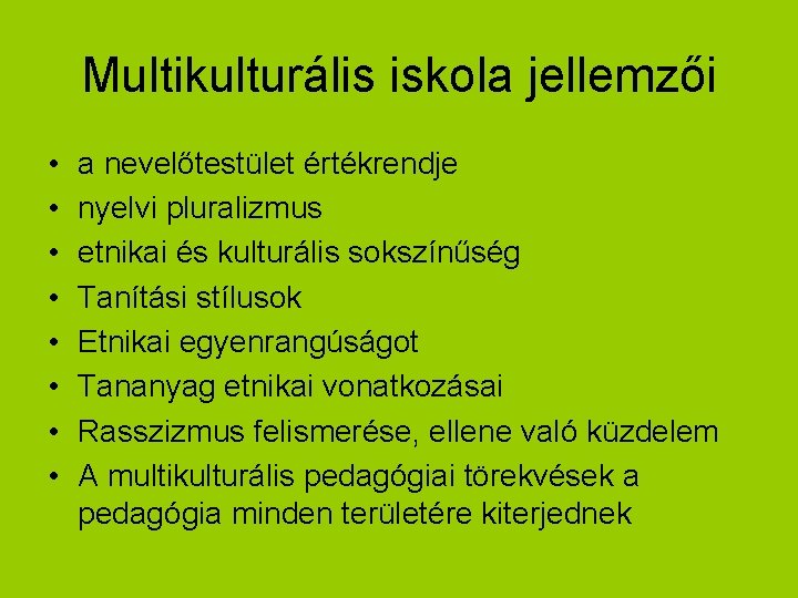 Multikulturális iskola jellemzői • • a nevelőtestület értékrendje nyelvi pluralizmus etnikai és kulturális sokszínűség