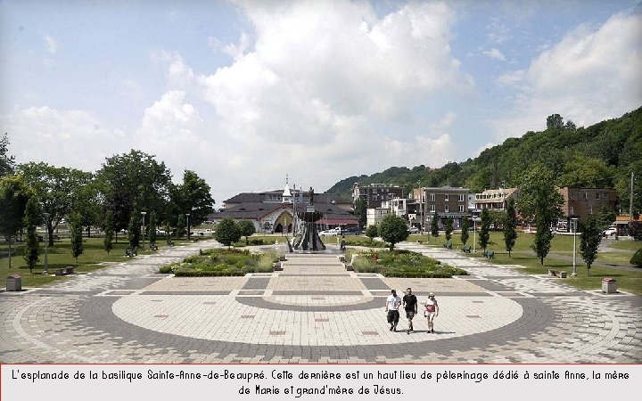 L’esplanade de la basilique Sainte-Anne-de-Beaupré. Cette dernière est un haut lieu de pèlerinage dédié