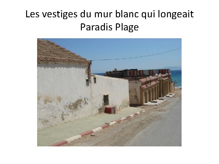 Les vestiges du mur blanc qui longeait Paradis Plage 