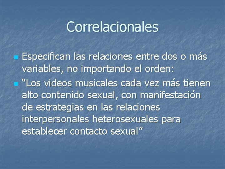 Correlacionales n n Especifican las relaciones entre dos o más variables, no importando el