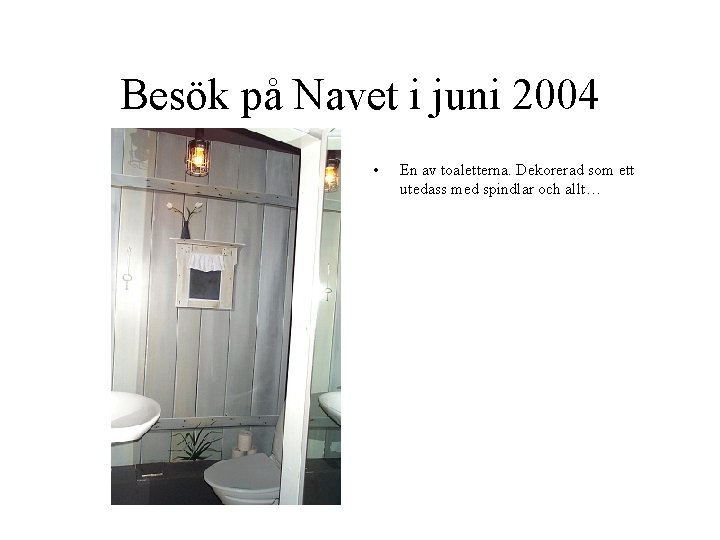 Besök på Navet i juni 2004 • En av toaletterna. Dekorerad som ett utedass