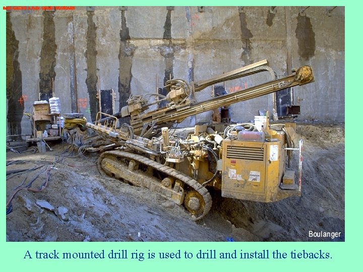 BAØI GIAÛNG A Pr. Dr. CHA U NGOÏCAÅN A track mounted drill rig is