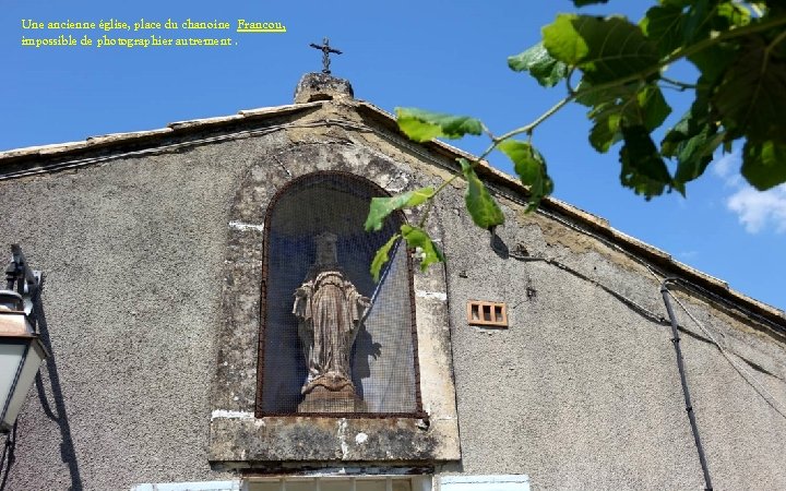 Une ancienne église, place du chanoine Francou, impossible de photographier autrement. 