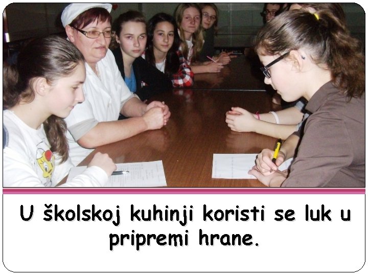 U školskoj kuhinji koristi se luk u pripremi hrane. 