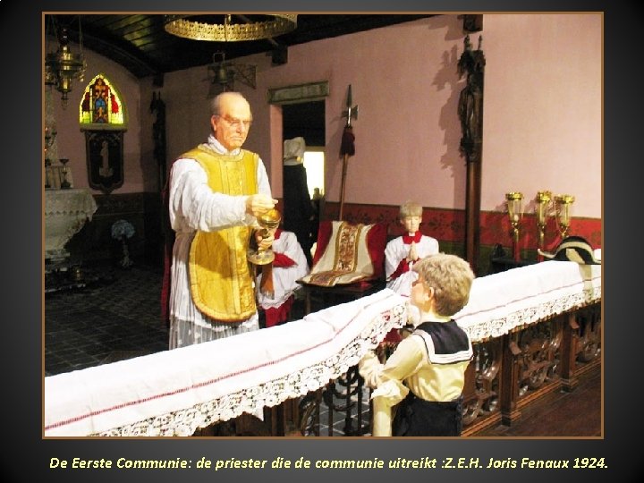 De Eerste Communie: de priester die de communie uitreikt : Z. E. H. Joris
