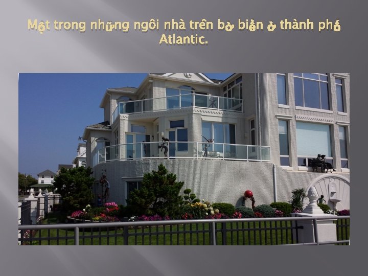 Một trong những ngôi nhà trên bờ biển ở thành phố Atlantic. 