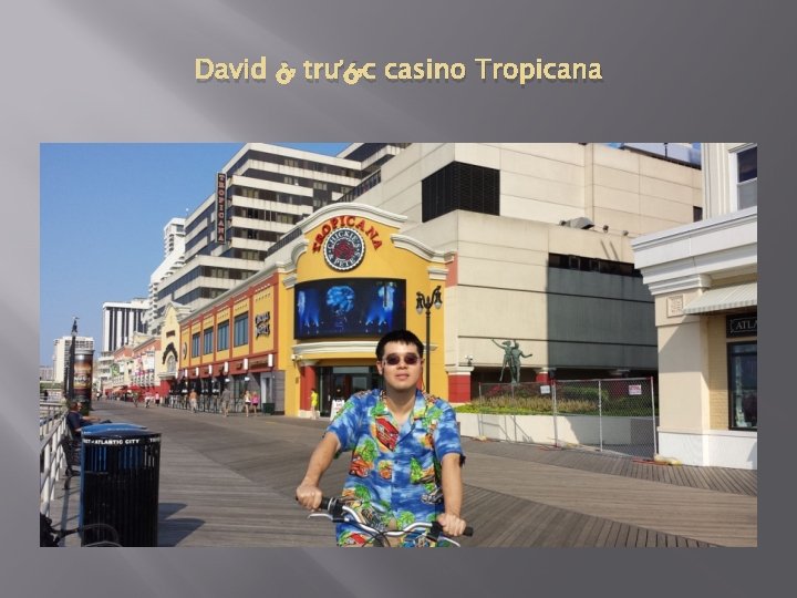 David ở trước casino Tropicana 