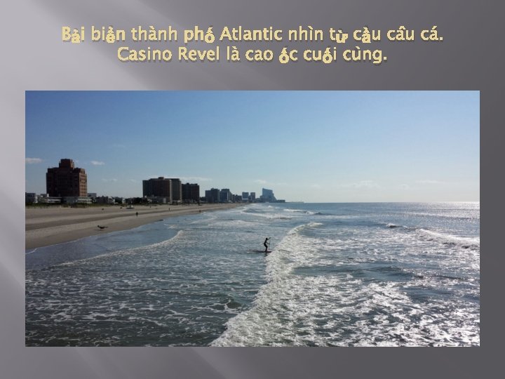 Bải biển thành phố Atlantic nhìn từ cầu câu cá. Casino Revel là cao