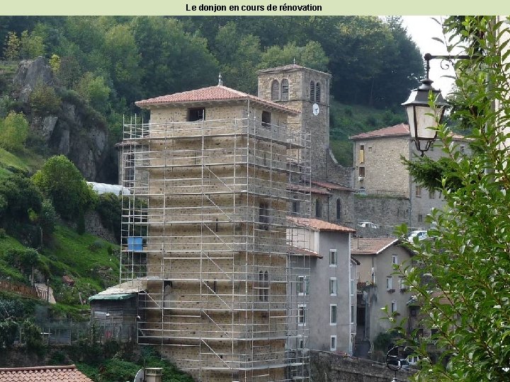 Le donjon en cours de rénovation 