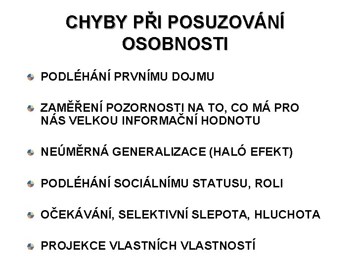 CHYBY PŘI POSUZOVÁNÍ OSOBNOSTI PODLÉHÁNÍ PRVNÍMU DOJMU ZAMĚŘENÍ POZORNOSTI NA TO, CO MÁ PRO