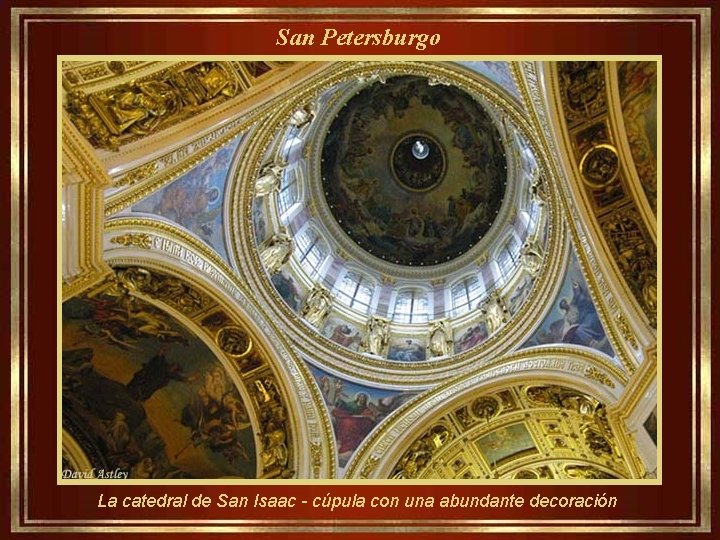 San Petersburgo La catedral de San Isaac - cúpula con una abundante decoración 