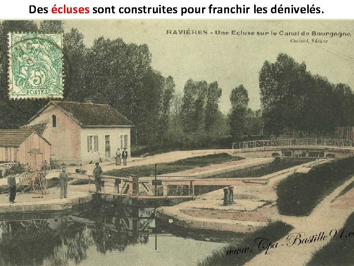 Des écluses sont construites pour franchir les dénivelés. 