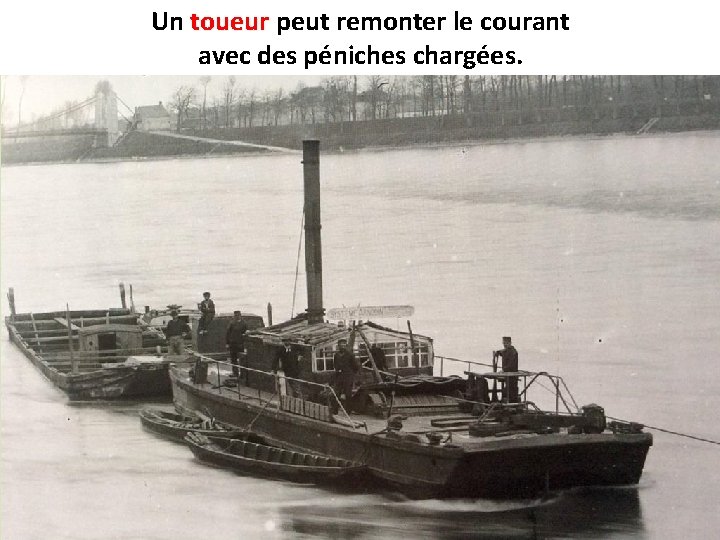 Un toueur peut remonter le courant avec des péniches chargées. 