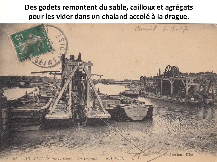 Des godets remontent du sable, cailloux et agrégats pour les vider dans un chaland