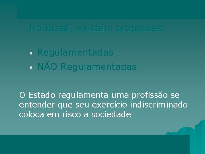 No Brasil, existem profissões • Regulamentadas • NÃO Regulamentadas O Estado regulamenta uma profissão