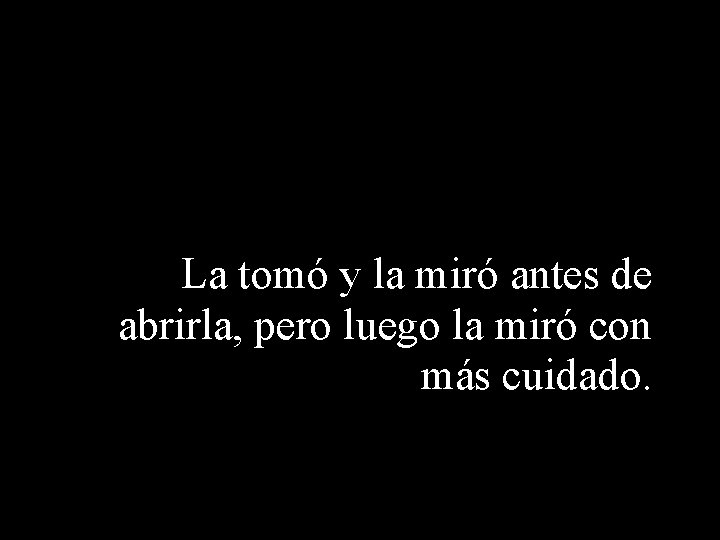 La tomó y la miró antes de abrirla, pero luego la miró con más