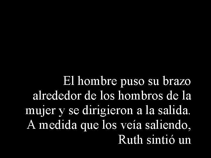 El hombre puso su brazo alrededor de los hombros de la mujer y se