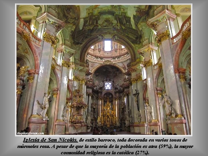Iglesia de San Nicolás, de estilo barroco, toda decorada en varios tonos de mármoles