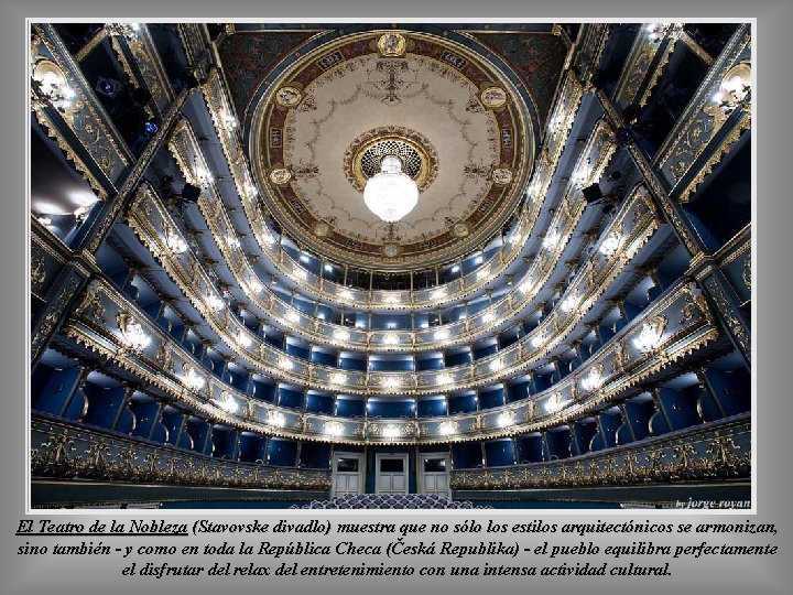 El Teatro de la Nobleza (Stavovske divadlo) muestra que no sólo los estilos arquitectónicos