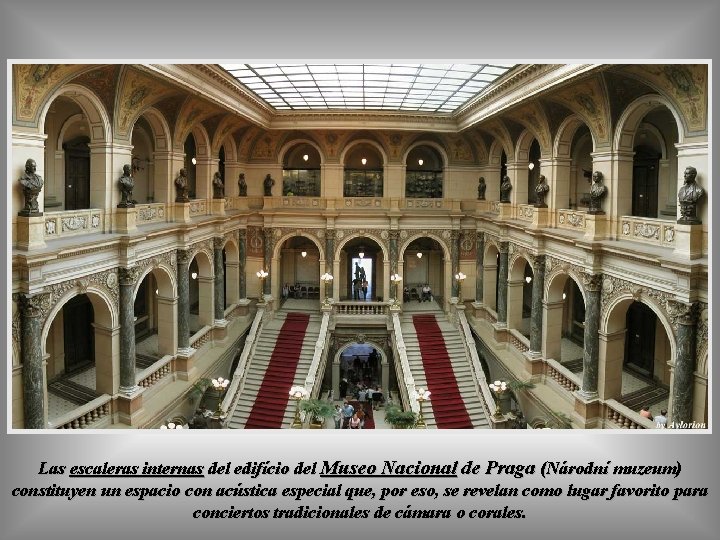 Las escaleras internas del edifício del Museo Nacional de Praga (Národní muzeum) constituyen un
