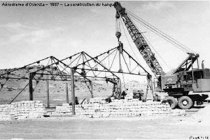 Aérodrome d’Ouenza – 1957 – La construction du hangar (François Perrin) 