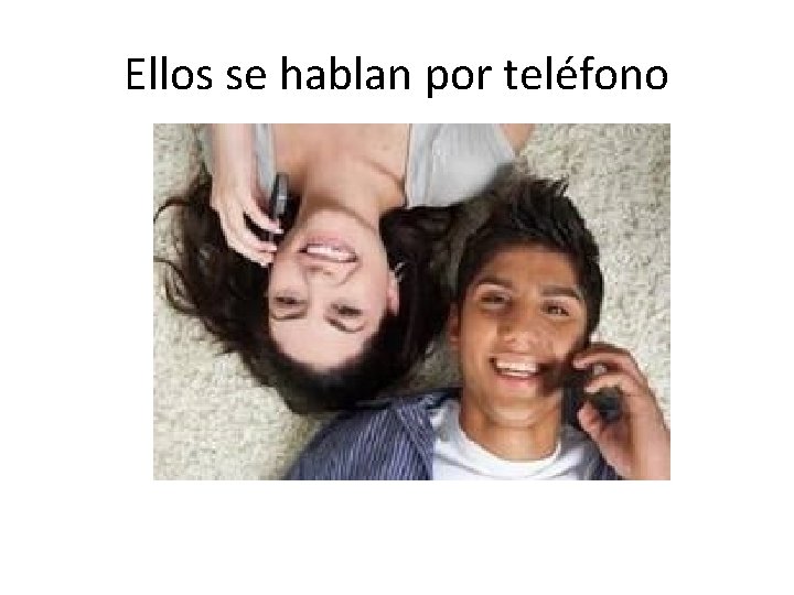 Ellos se hablan por teléfono 