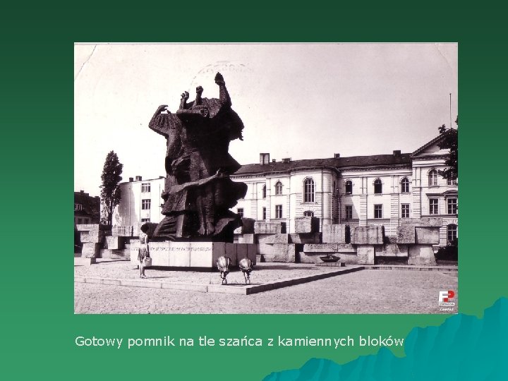 Gotowy pomnik na tle szańca z kamiennych bloków 