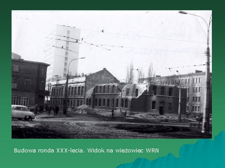 Budowa ronda XXX-lecia. Widok na wieżowiec WRN 