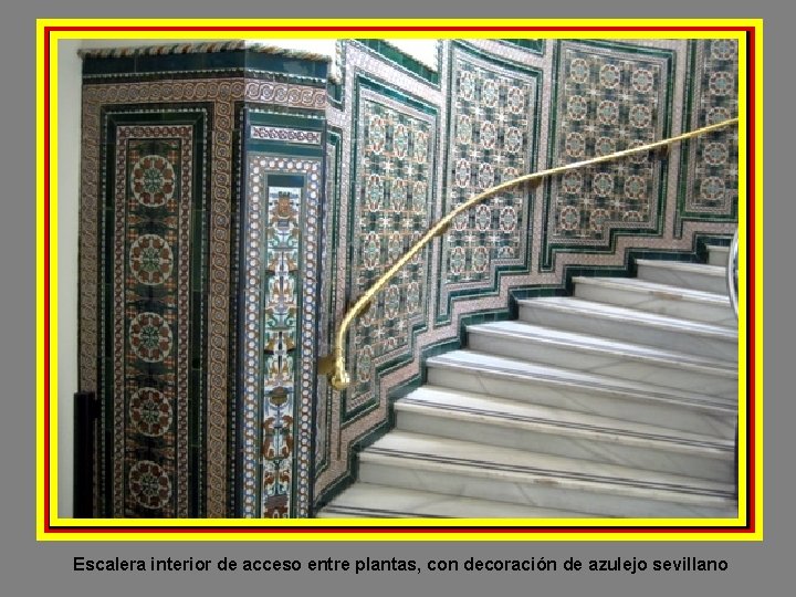 Escalera interior de acceso entre plantas, con decoración de azulejo sevillano 