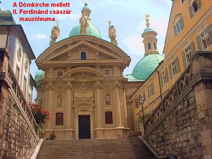 A Dómkirche mellett II. Ferdinánd császár mauzóleuma 