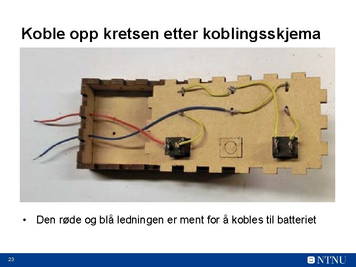 Koble opp kretsen etter koblingsskjema • Den røde og blå ledningen er ment for