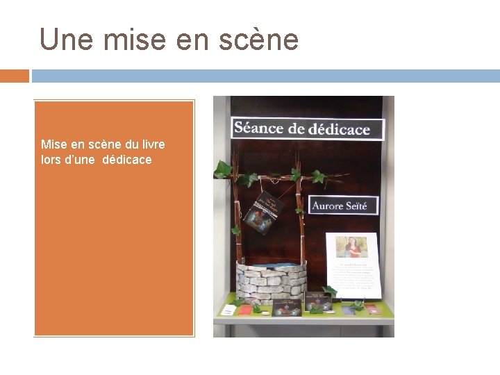 Une mise en scène Mise en scène du livre lors d’une dédicace Une mise en scène Mise en scène du livre lors d’une dédicace