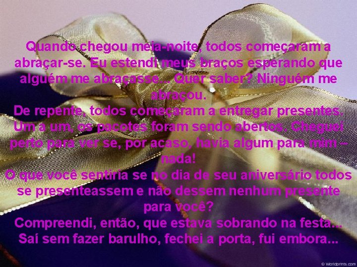 Quando chegou meia-noite, todos começaram a abraçar-se. Eu estendi meus braços esperando que alguém