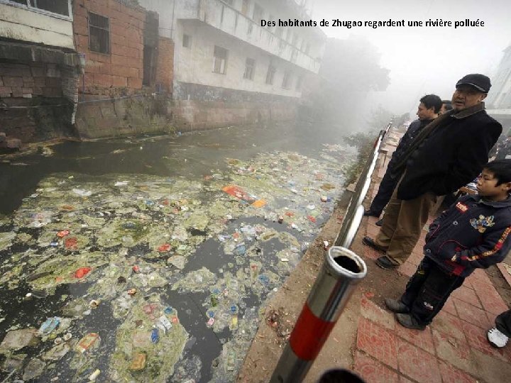 Des habitants de Zhugao regardent une rivière polluée 