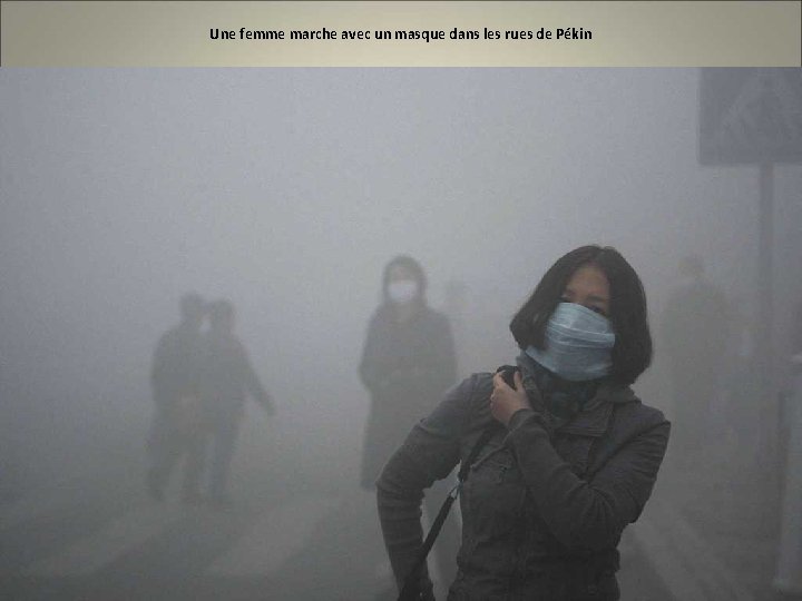 Une femme marche avec un masque dans les rues de Pékin 