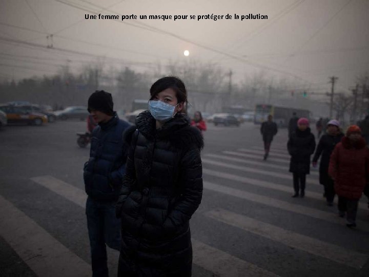 Une femme porte un masque pour se protéger de la pollution 