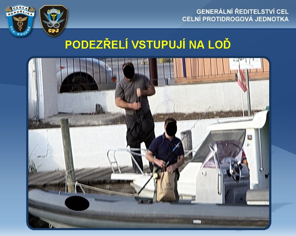 PODEZŘELÍ VSTUPUJÍ NA LOĎ 