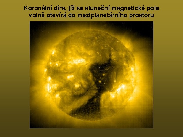 Koronální díra, jíž se sluneční magnetické pole volně otevírá do meziplanetárního prostoru 