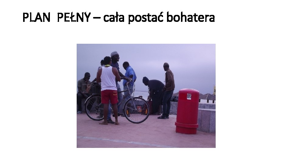 PLAN PEŁNY – cała postać bohatera 