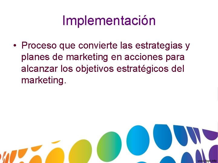 Implementación • Proceso que convierte las estrategias y planes de marketing en acciones para