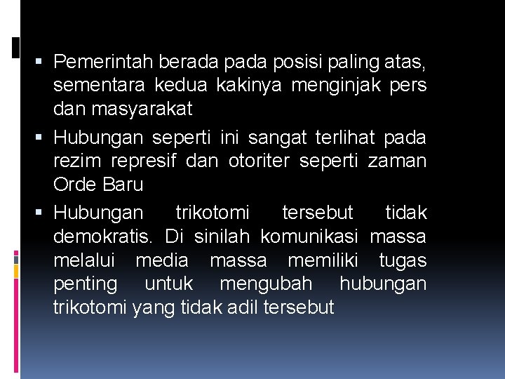  Pemerintah berada posisi paling atas, sementara kedua kakinya menginjak pers dan masyarakat Hubungan